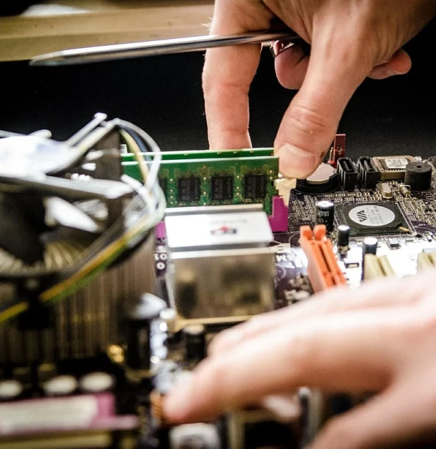 Técnico montando um computador